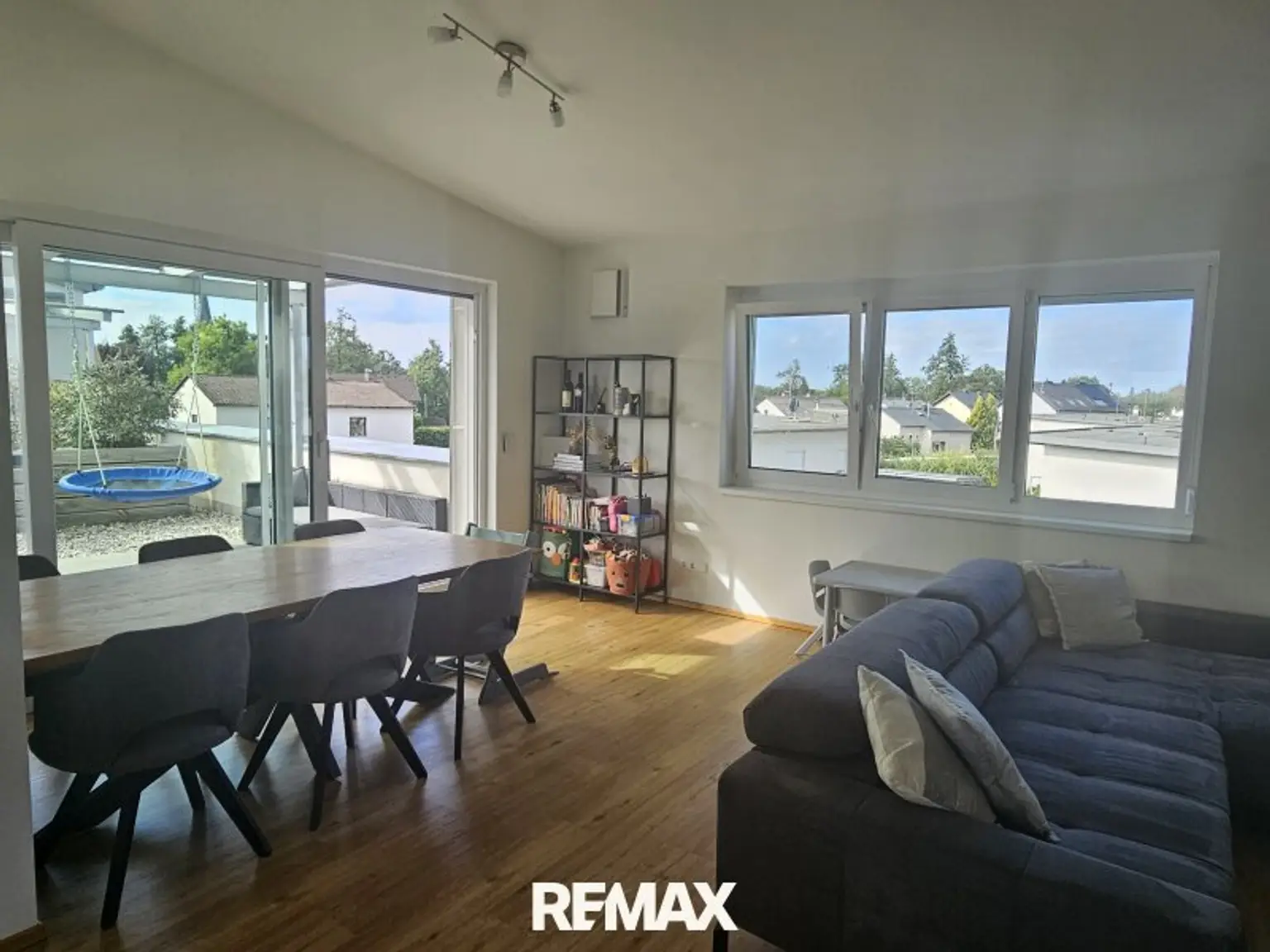 Wohn-Esszimmer mit Blick auf Terrasse
