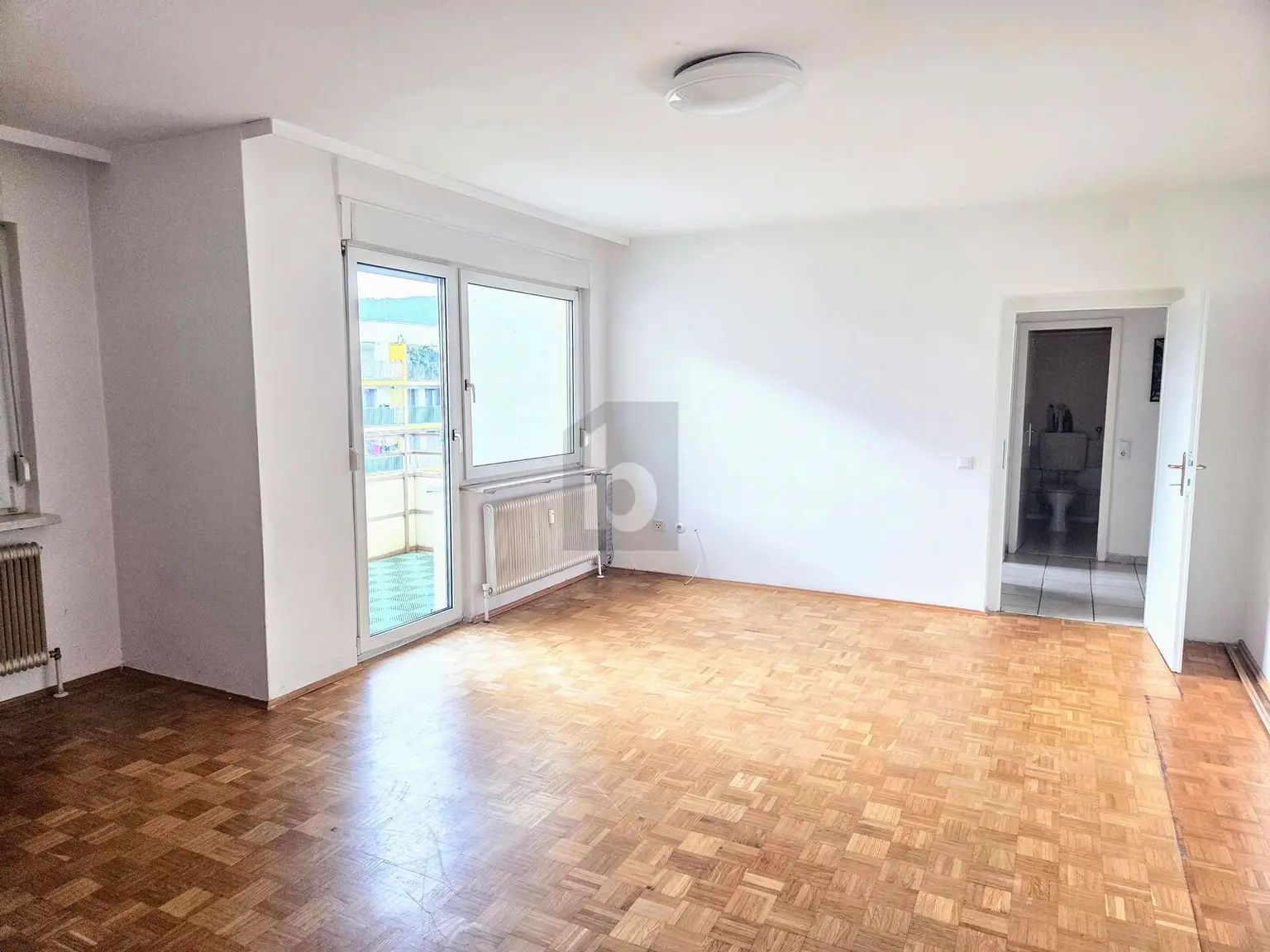 ATTRAKTIVES EIGENHEIM ODER ANLAGEOBJEKT ? 3 GROßZÜGIGE RÄUME MIT LIFT & PARKPLATZ