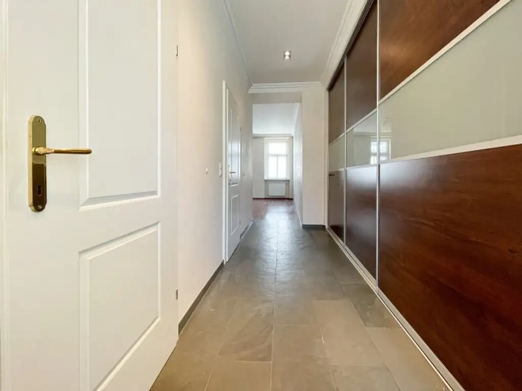 U4 PILGRAMGASSE: Altbauwohnung mit Balkon* im schön sanierten Altbau mit separater Küche Nähe Naschmarkt