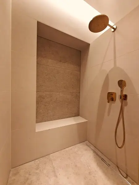 Badewanne und Dusche