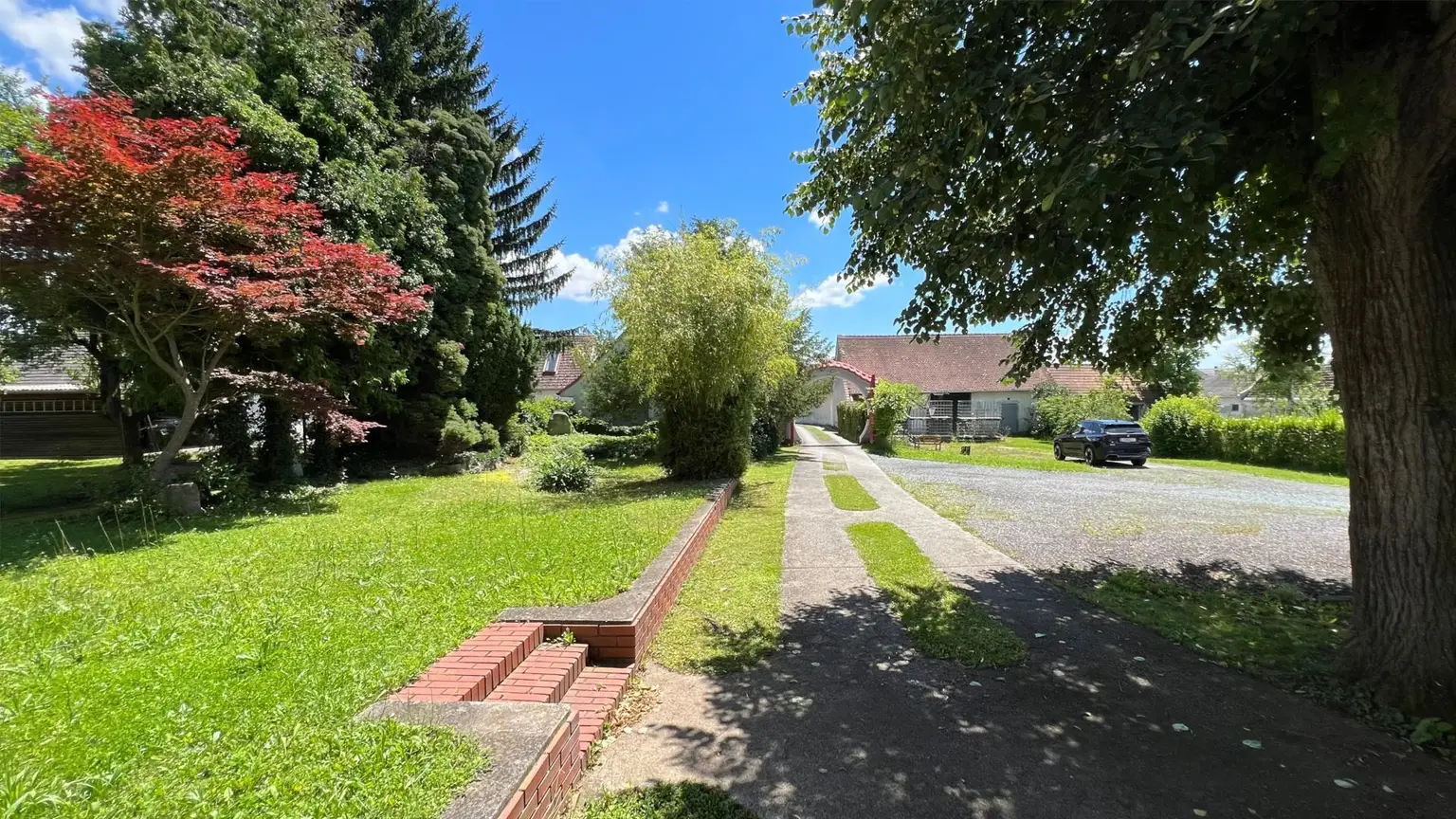 Gartenbereich, Zufahrt und Grundstück