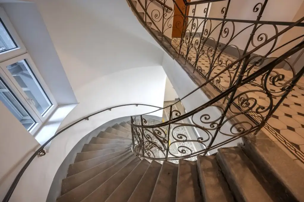 ++NEU++ Renovierungsbedürftige 4-Zimmer Altbauwohnung im Erdgeschoss!
