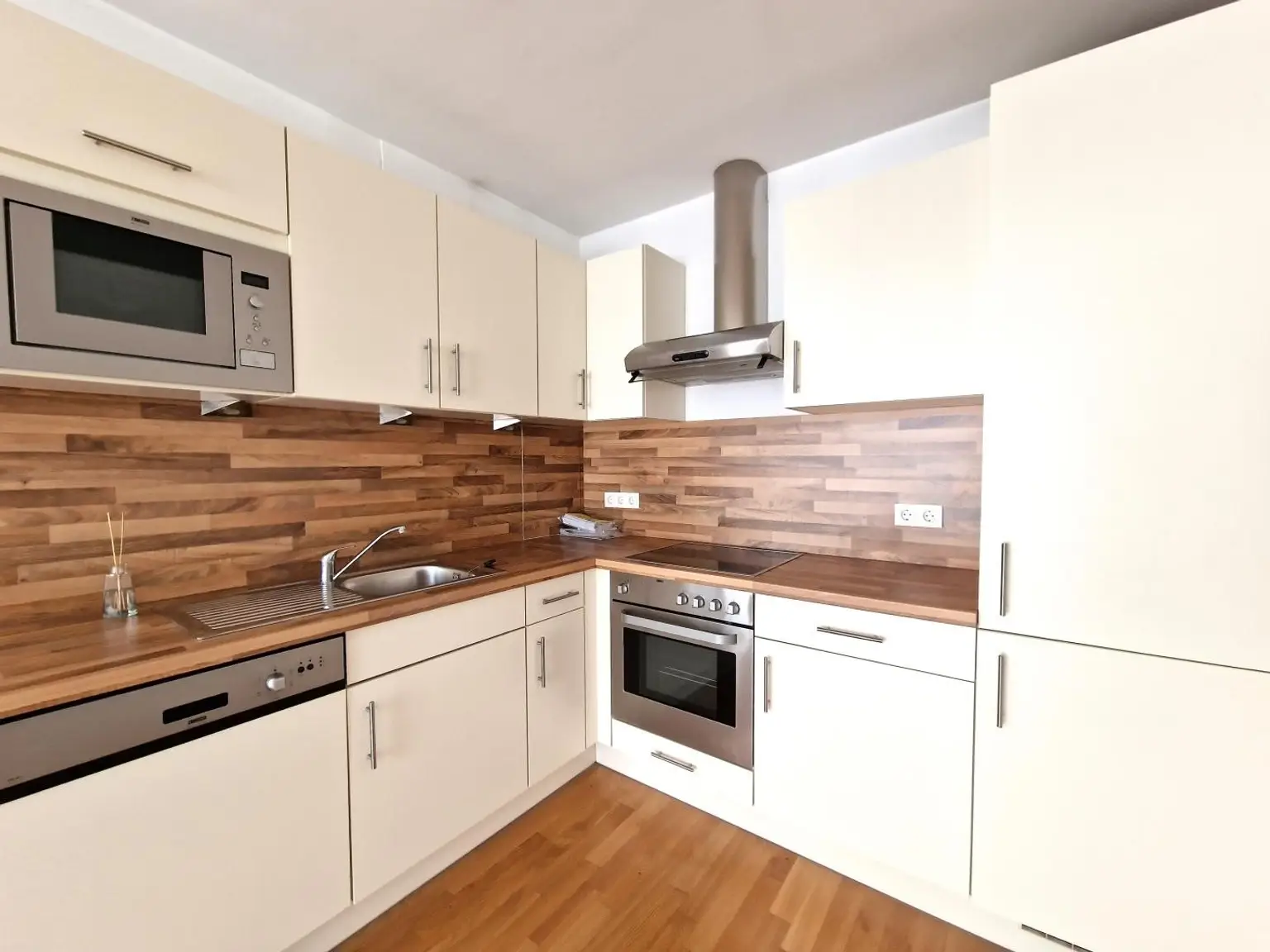 Moderne Neubauwohnung mit großem Balkon und Grünblick //Nähe Neubaugasse & U3 !!