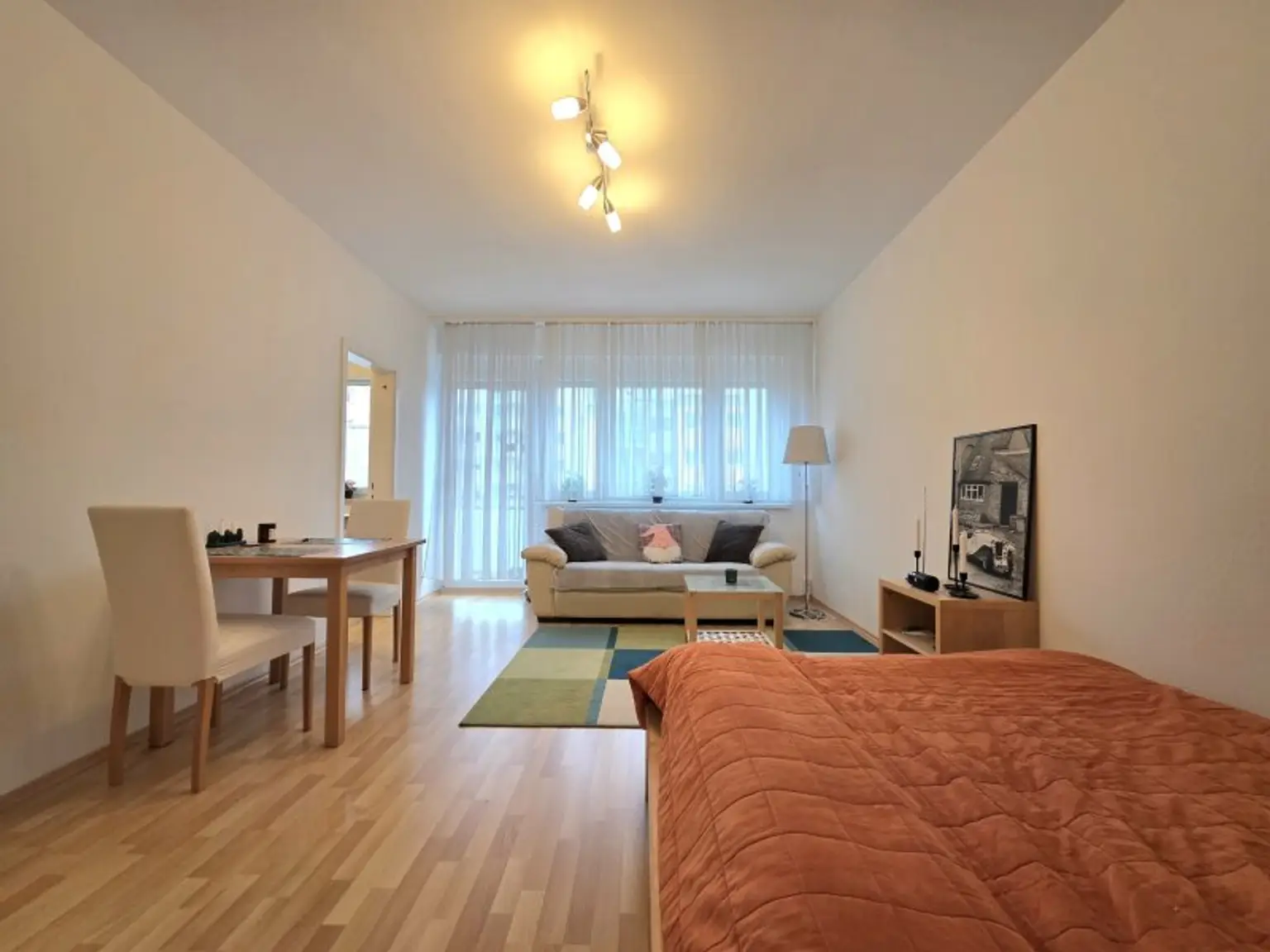 Wohn- und Schlafzimmer