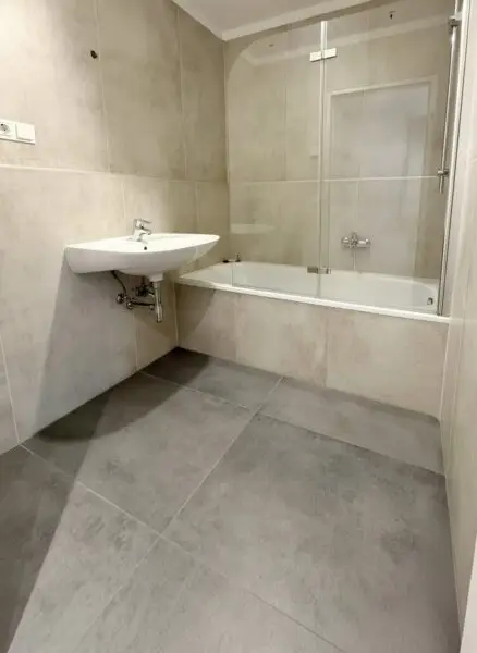 Traumlage bei der UNO-City – moderne Wohnung mit Loggia