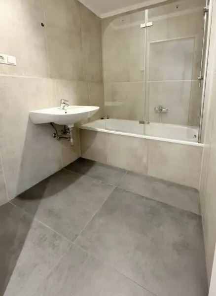 Traumlage bei der UNO-City – moderne Wohnung mit Loggia