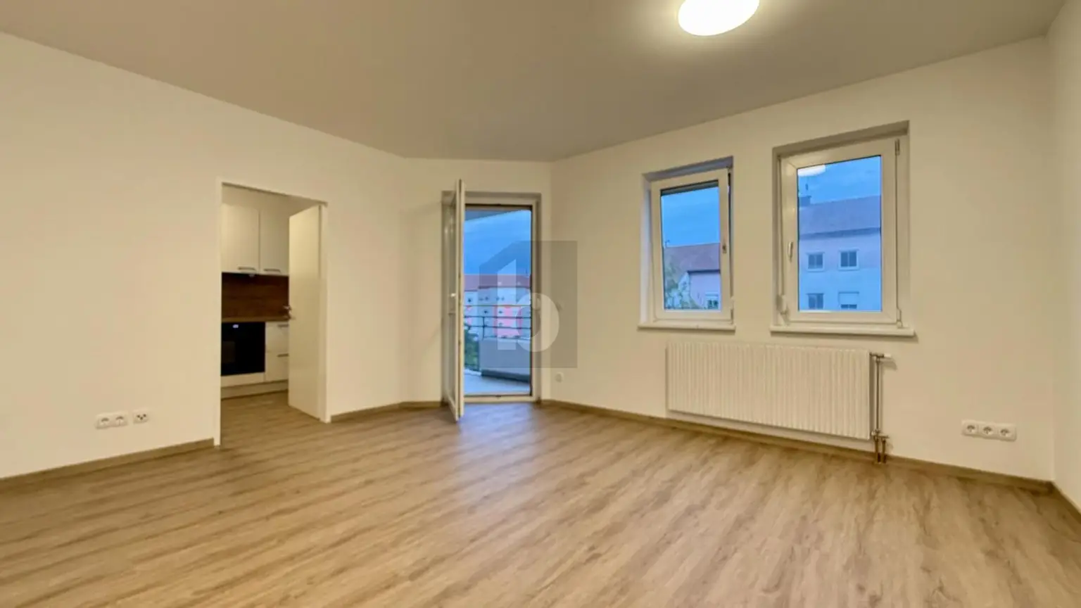 ERSTBEZUG NACH KOMPLETTSANIERUNG - MIT BALKON UND GARAGE