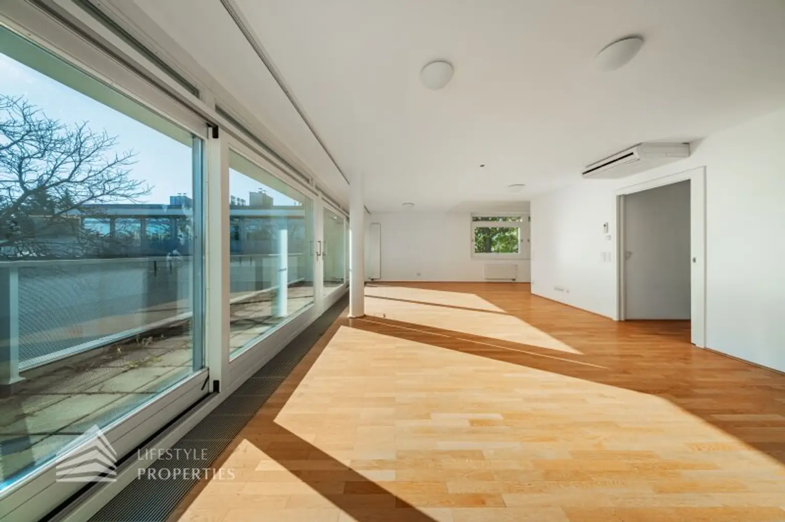 Wunderschöne 5 - Zimmer Wohnung mit Terrasse und Garten