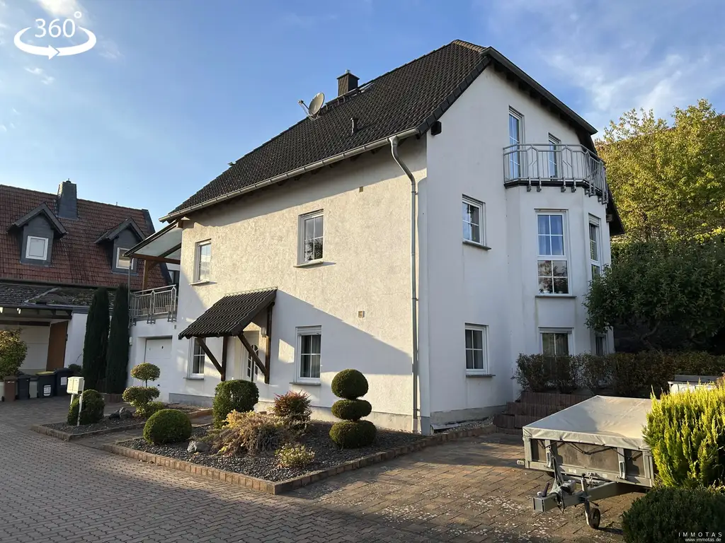 Großzügiges Einfamilienhaus mit Einliegerwohnung, Garten, Terrasse und Garage in Horrweiler