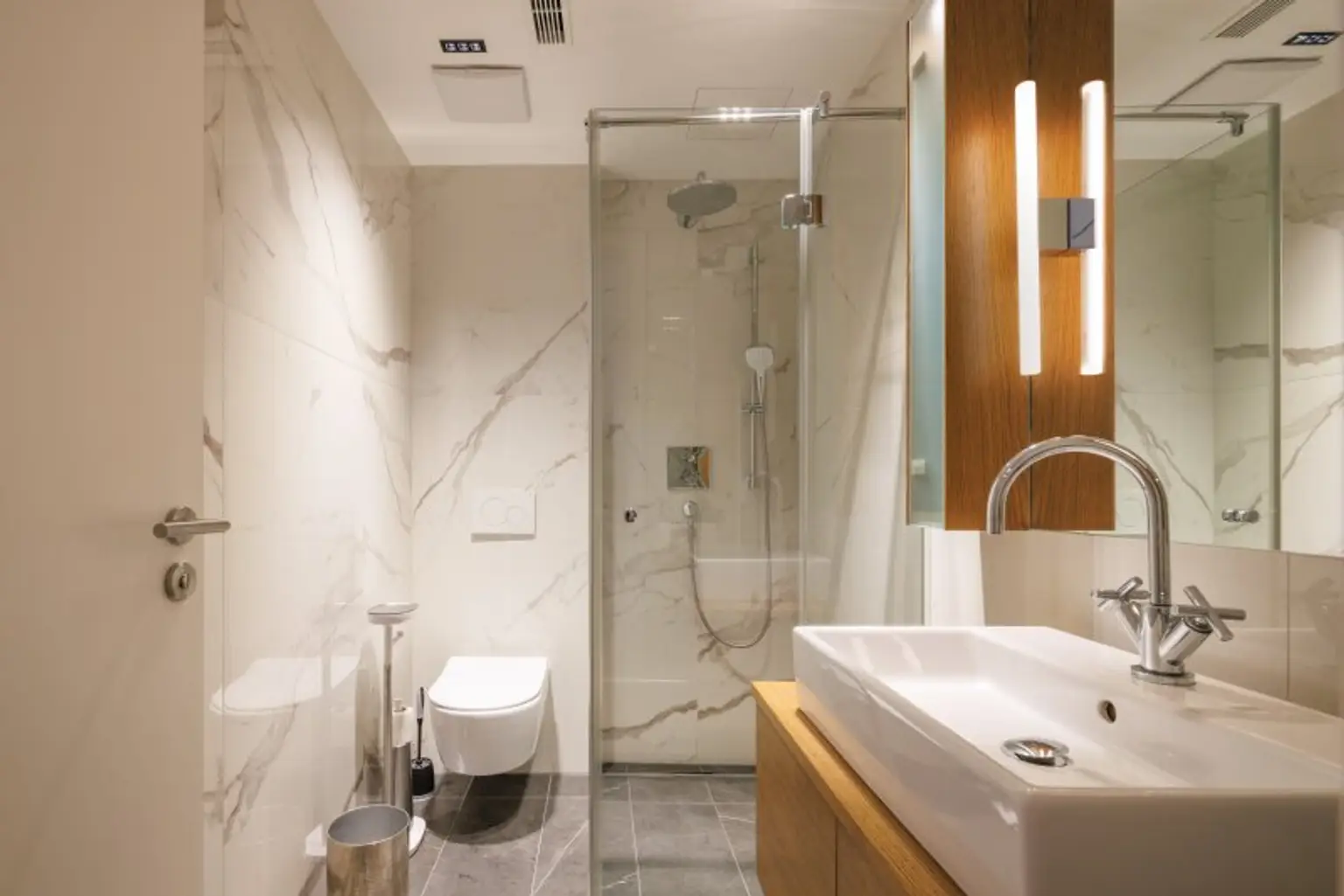 WOHNUNG mit 300 m² Privatgarten im 1190 Wien + Pool und Gym Nähe American Int. School