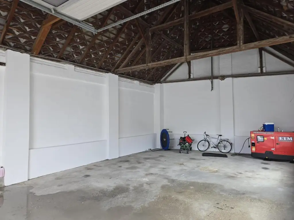 "Wohnhaus und Hallen"