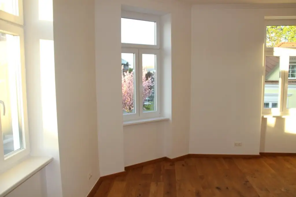 GRÜNRUHELAGE KORNEUBURG, NAHE HAUPTPLATZ: MODERN WOHNEN IM REVITALISIERTEN STILALTBAU!!