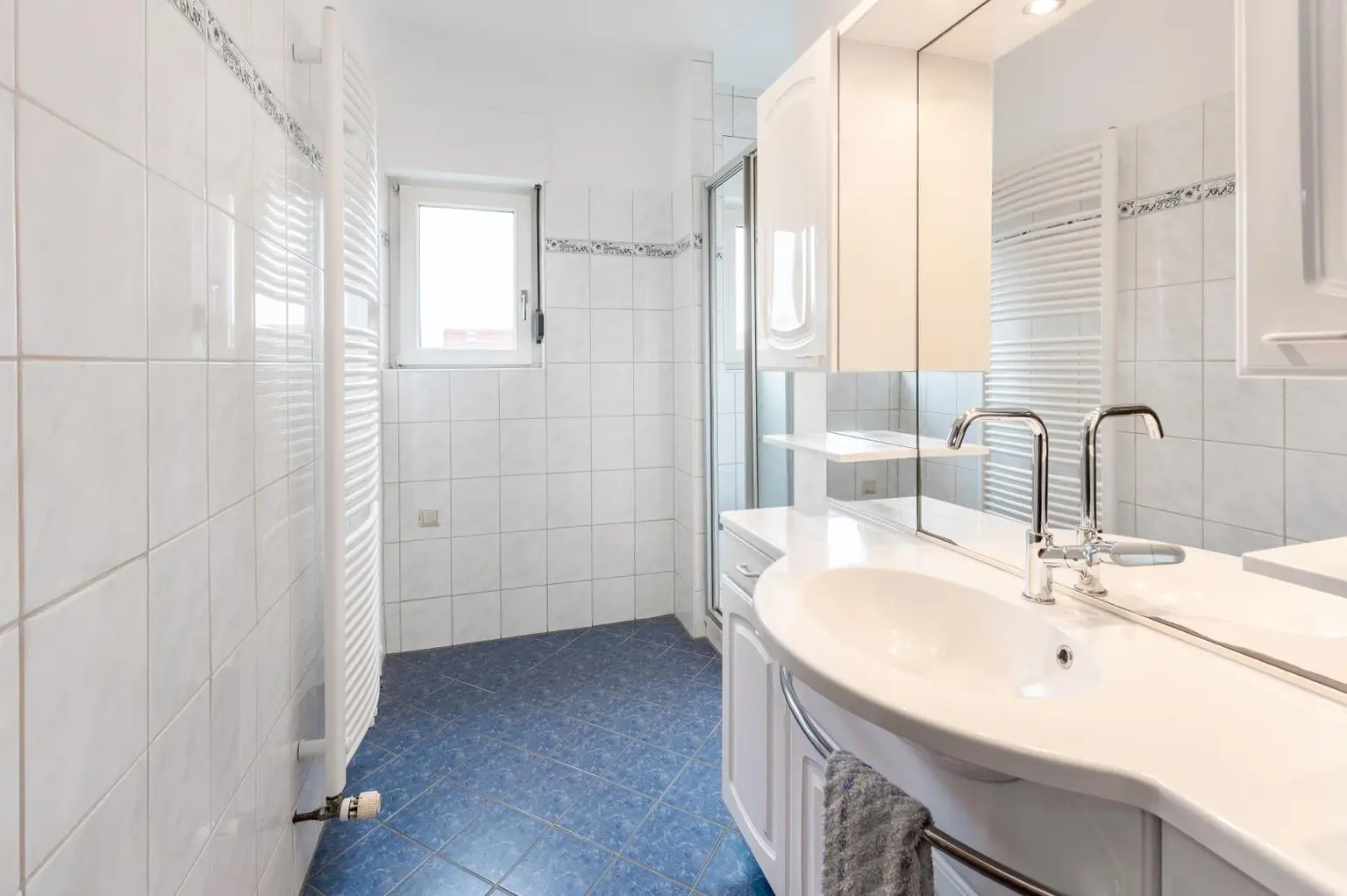 Badezimmer mit Dusche EG