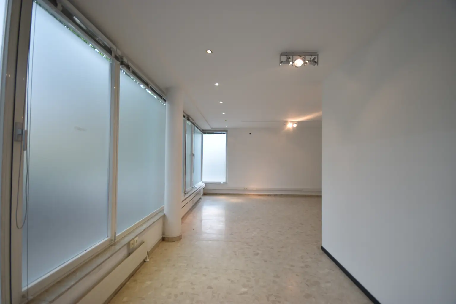 "SCHALLMOOS - Einzigartiges Atelier/Büro mit Wohnmöglichkeit und PKW-Stellplatz nähe Bahnhof"