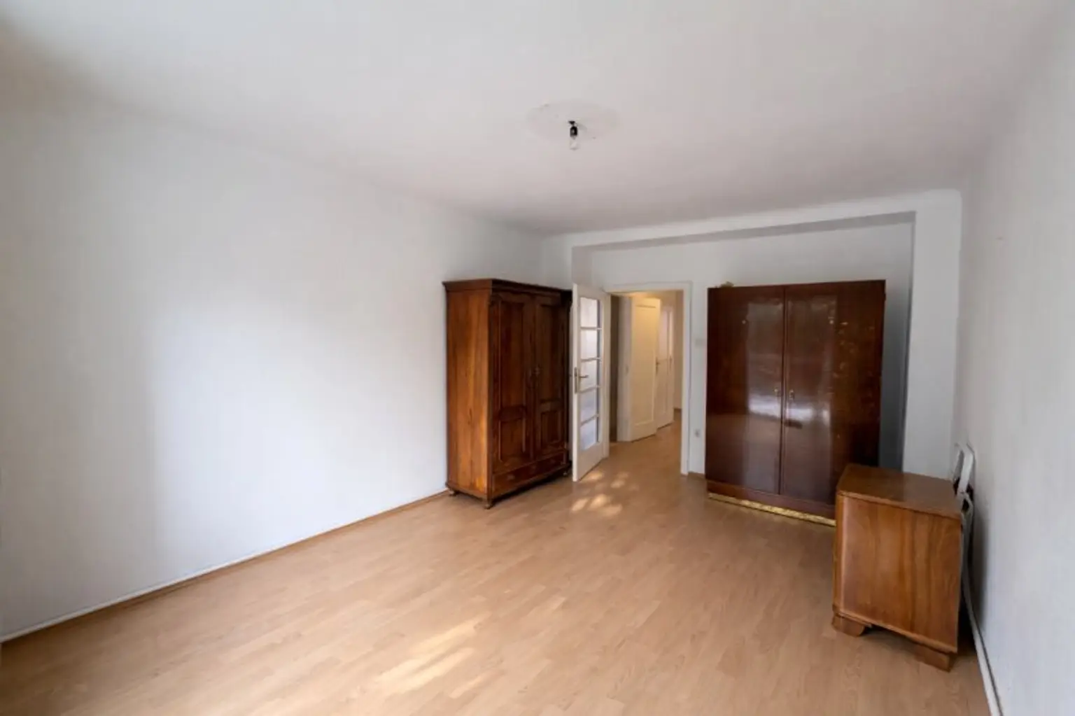 Schlafzimmer / Blick zur Flur 2