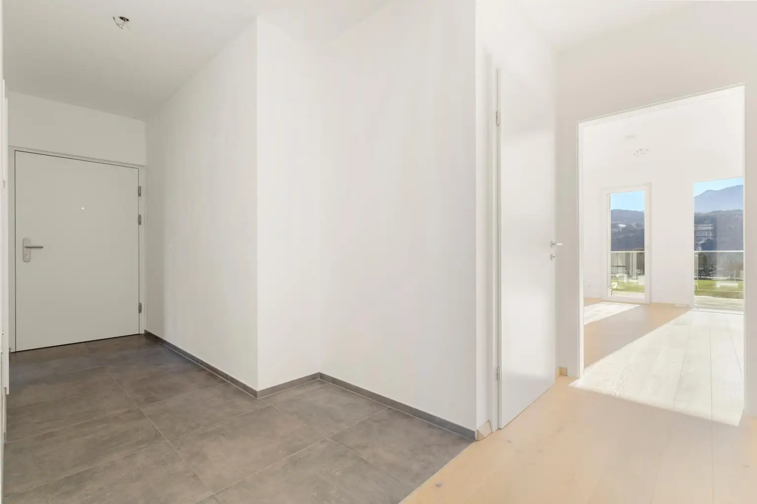 Vorraum und Wohnzimmer