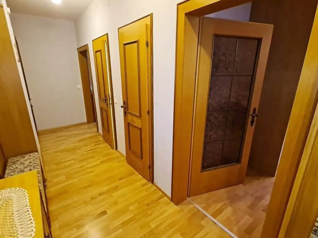FAMILIENHIT, ENKPLATZ, gepflegte 113 m2 Neubau mit Loggia, 4 Zimmer, Küche, 2 Bäder, teilmöbliert, 3. Liftstock, U3-Nähe