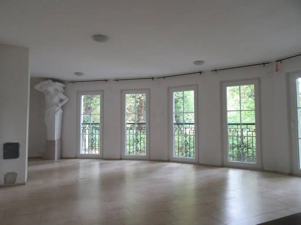 REPRÄSENTATIVE VILLA MIT BLICK IN DEN SCHLOSSPARK