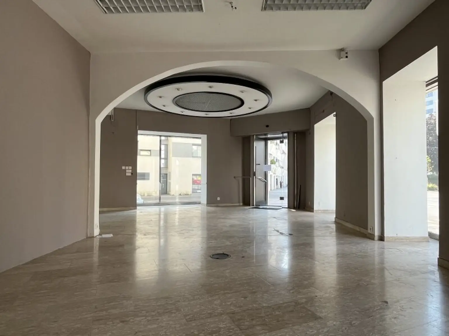 220 m² Geschäftsfläche für Büro/ Praxis/ Lokal mit großen Auslagenfronten nähe Hütteldorfer Straße!