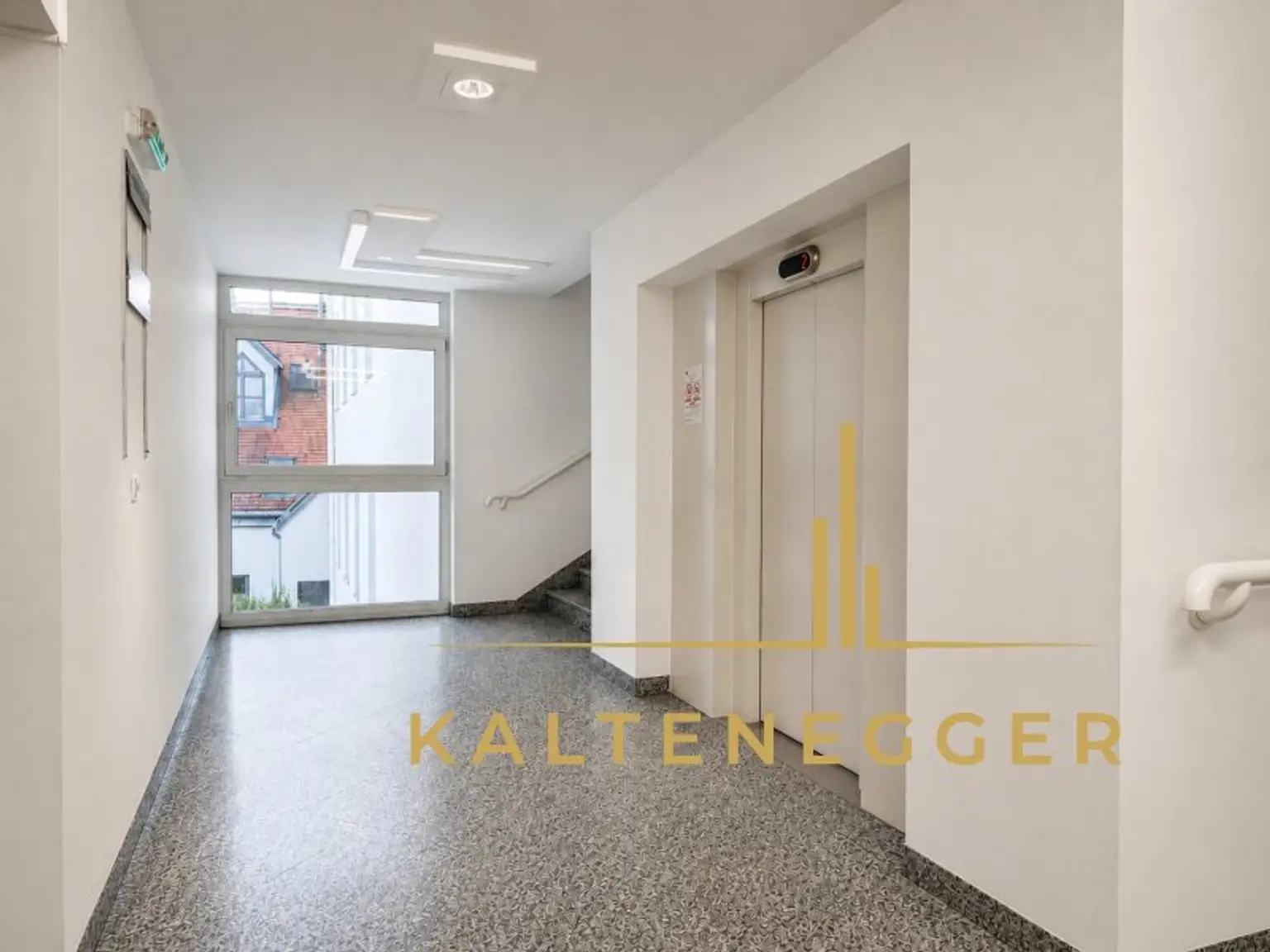 Lift im 2. Stock vor dem Büro