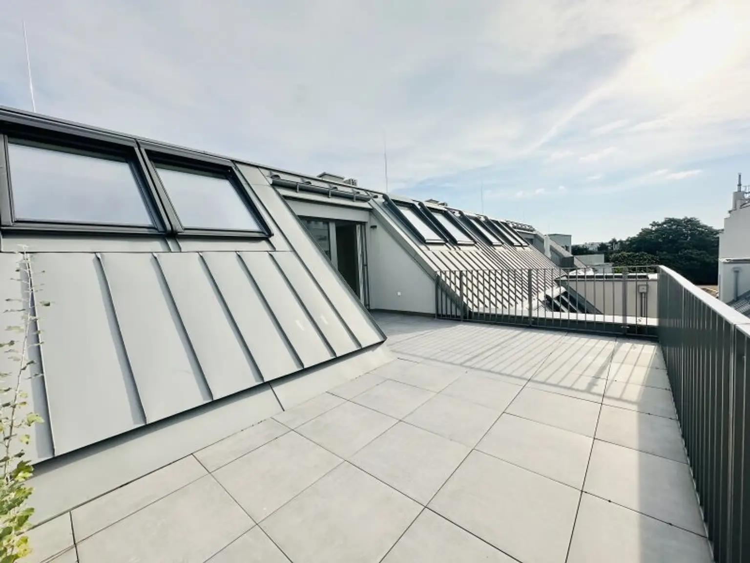 AB SOFORT BEZIEHBAR!! Traumhafte Dachgeschosswohnung inkl. sehr großer Terrasse! Tolle Anbindung - U1 Kagranerplatz!!