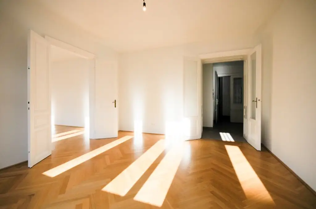 GROSSZÜGIG GESCHNITTENER 2-ZIMMER-ALTBAU IN TOLLER LAGE