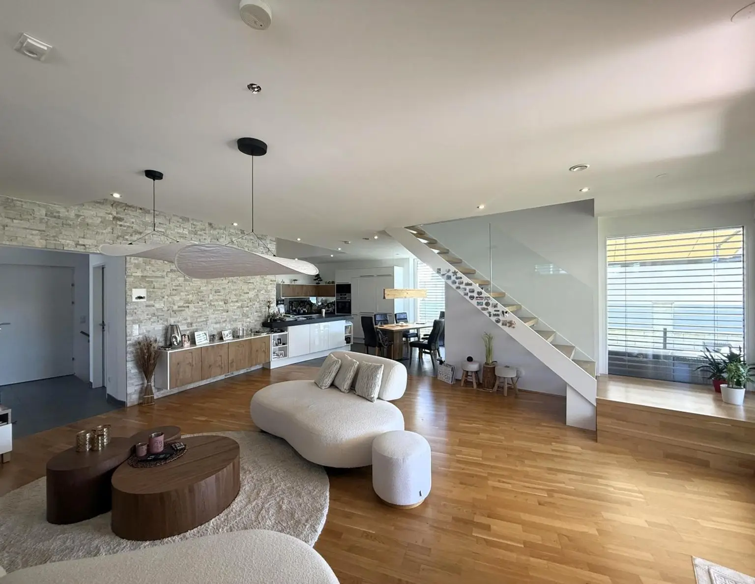 Ultramoderne Arch.-Villa Stahlbeton-Bauweise im neuen Villenviertel // Ultra-modern architect-designed villa Reinforced concrete construction //