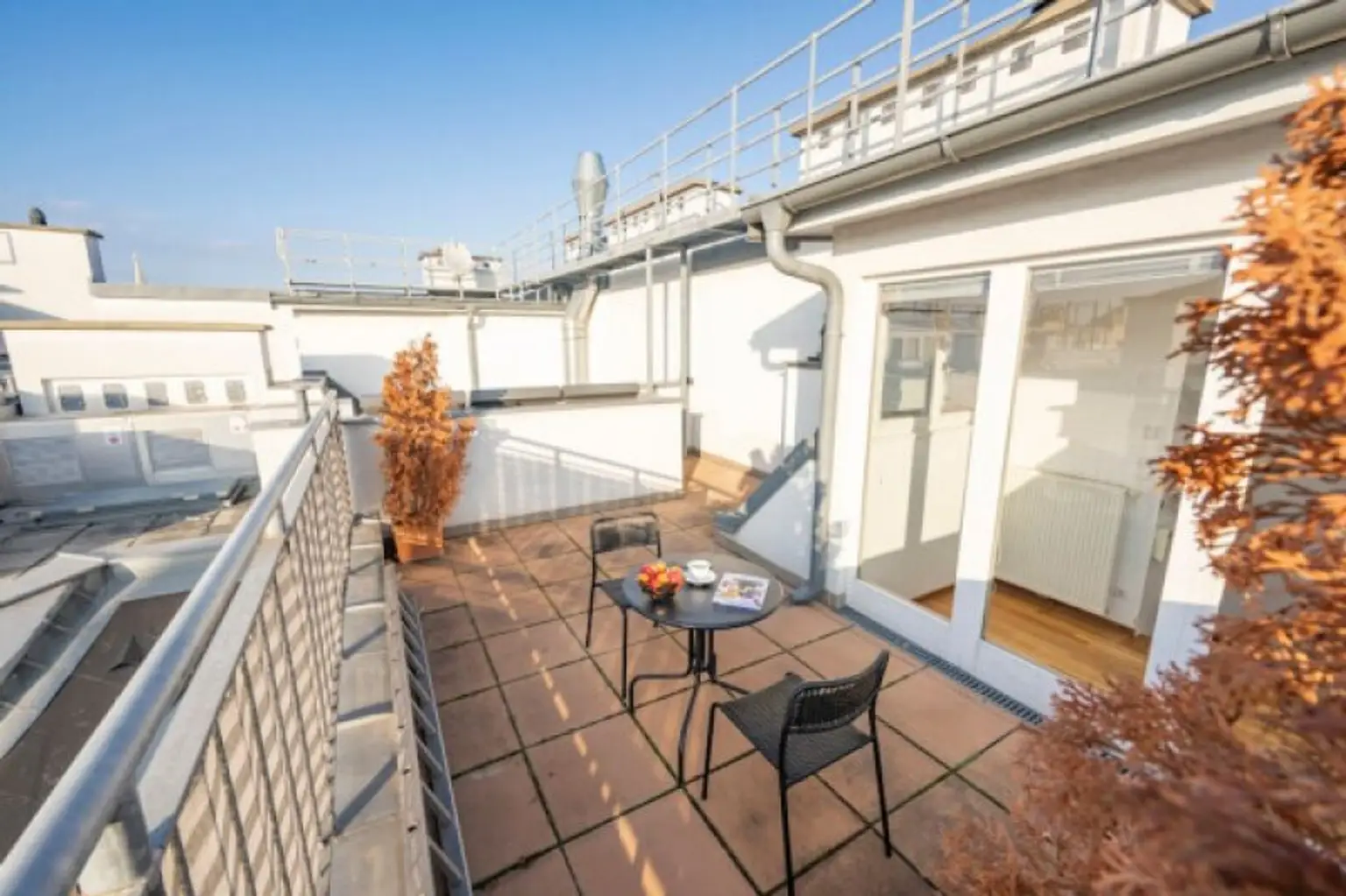 STAATSOPER-BLICK, klimatisiertes 110 m2 Dachgeschoss mit 20 m2 Terrasse, 3 Zimmer, Extraküche, 2 Bäder, Möblierung möglich
