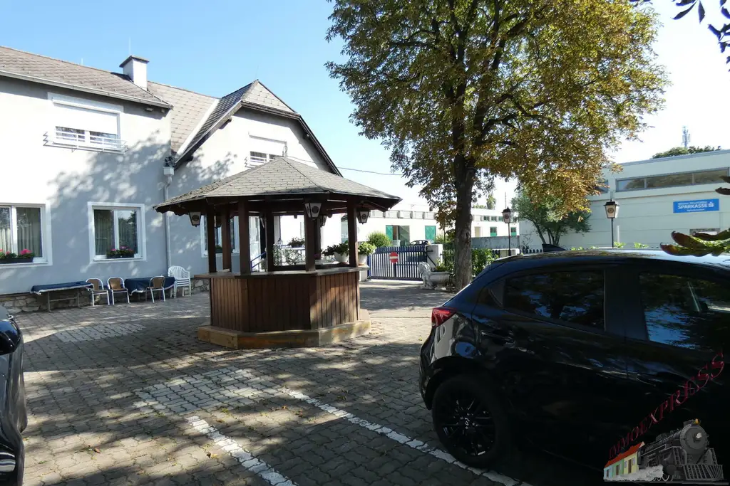Gasthaus mit Gästezimmern und großem Garten in Wiener Neustadt