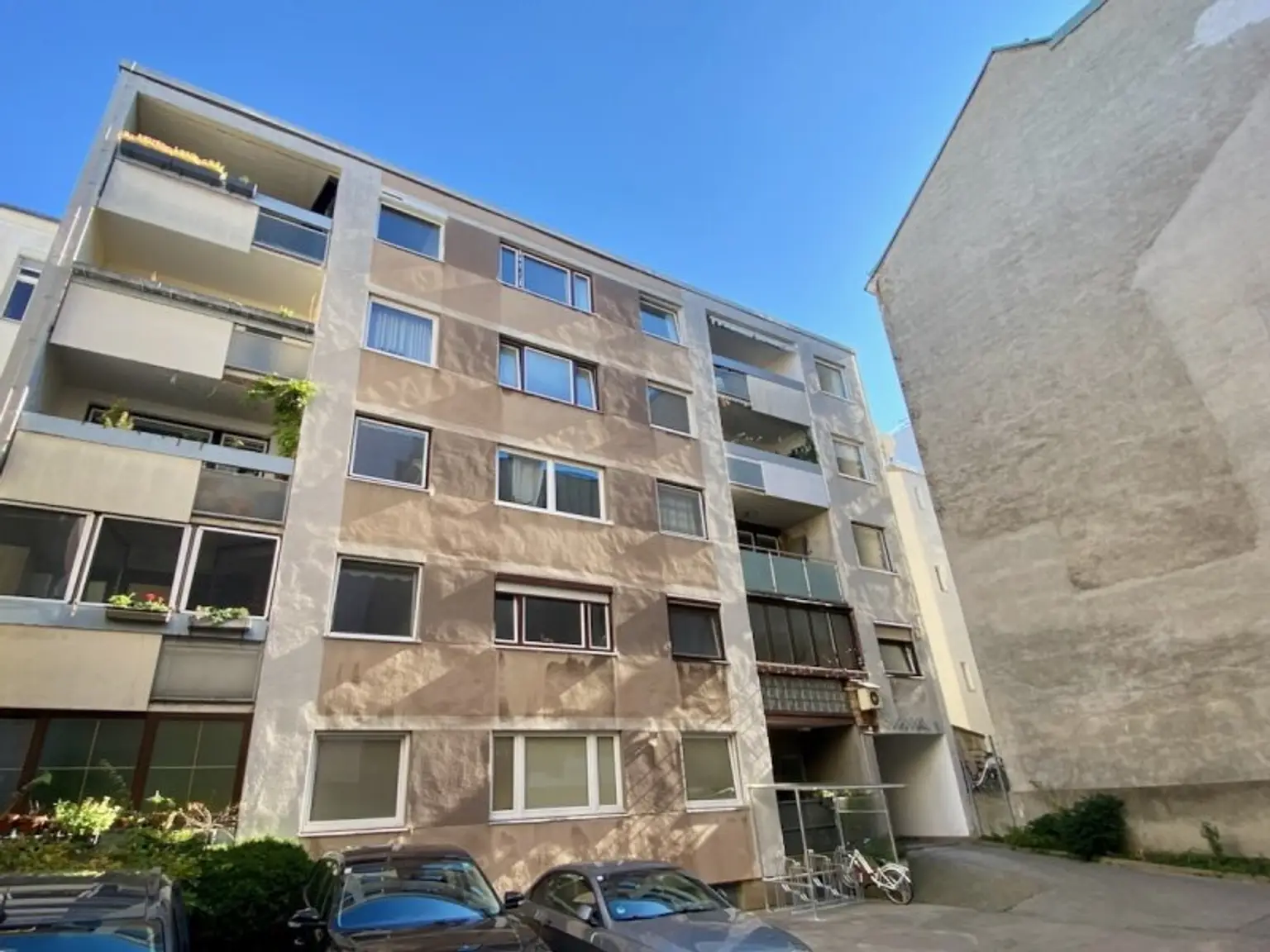 4 ZIMMER-Wohnung zu SANIEREN mit HOFSEITIGER LOGGIA