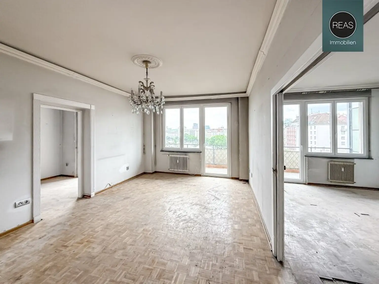 Wohnungspaket in Top-Innenstadtlage! 2 nebeneinander liegende Wohnungen mit 2 Loggien, neuen Fenstern und unverbautem Traumblick!