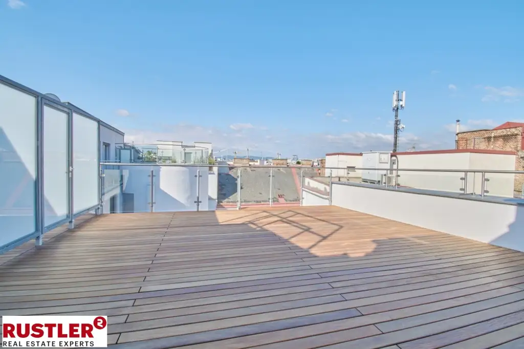 TRAUMHAFTE DG-WOHNUNG MIT BLICK AUF DIE KARLSKIRCHE!