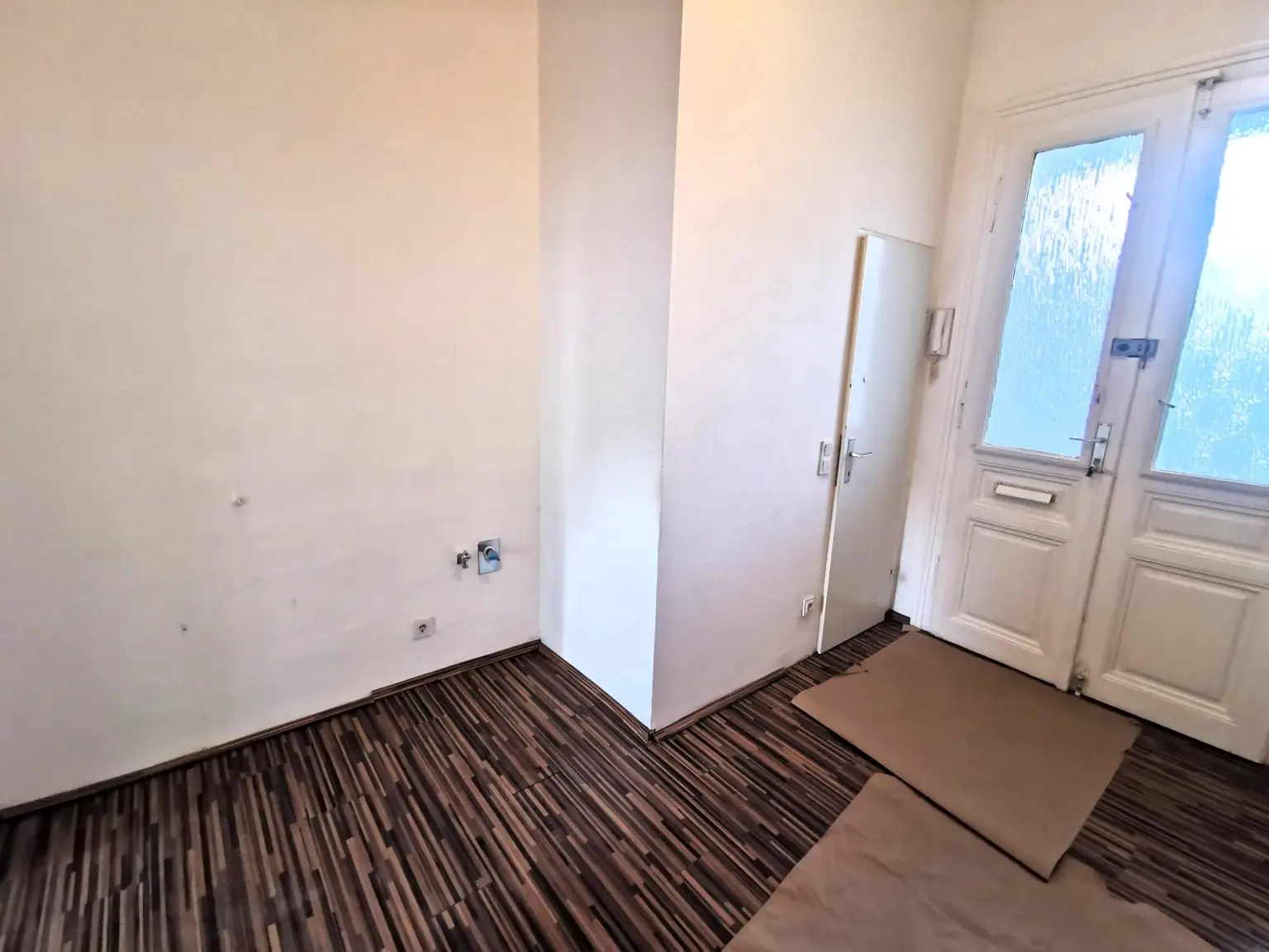 1 Zimmer Wohnungen, 2 Stück im gleichen Haus, zum sanieren.