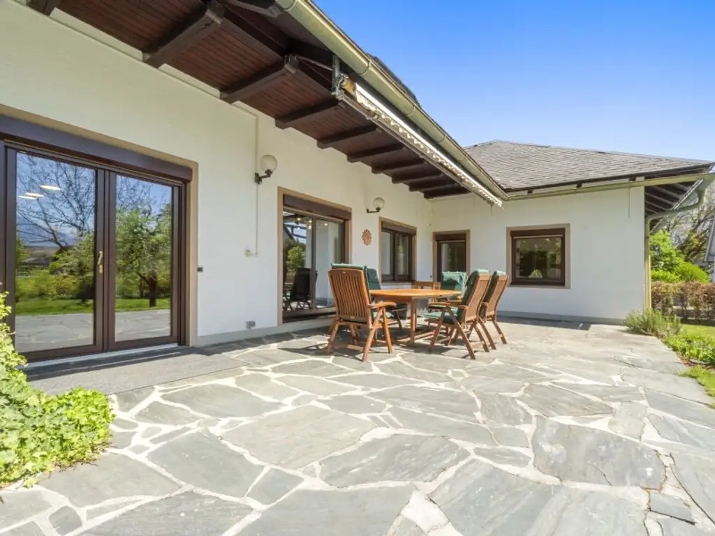 Schöner, gepflegter 270m² Bungalow mit 2 Wohnungen und 1.318m² Grund in Viktring in ruhiger sonniger Aussichtslage!