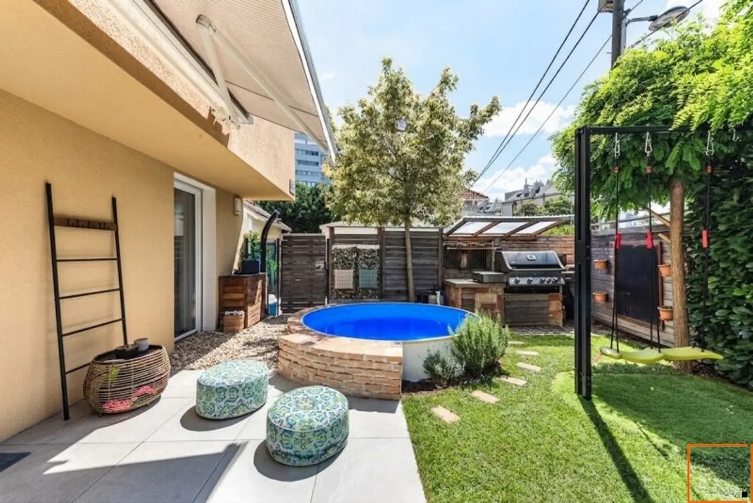 Garten mit Pool und Grill