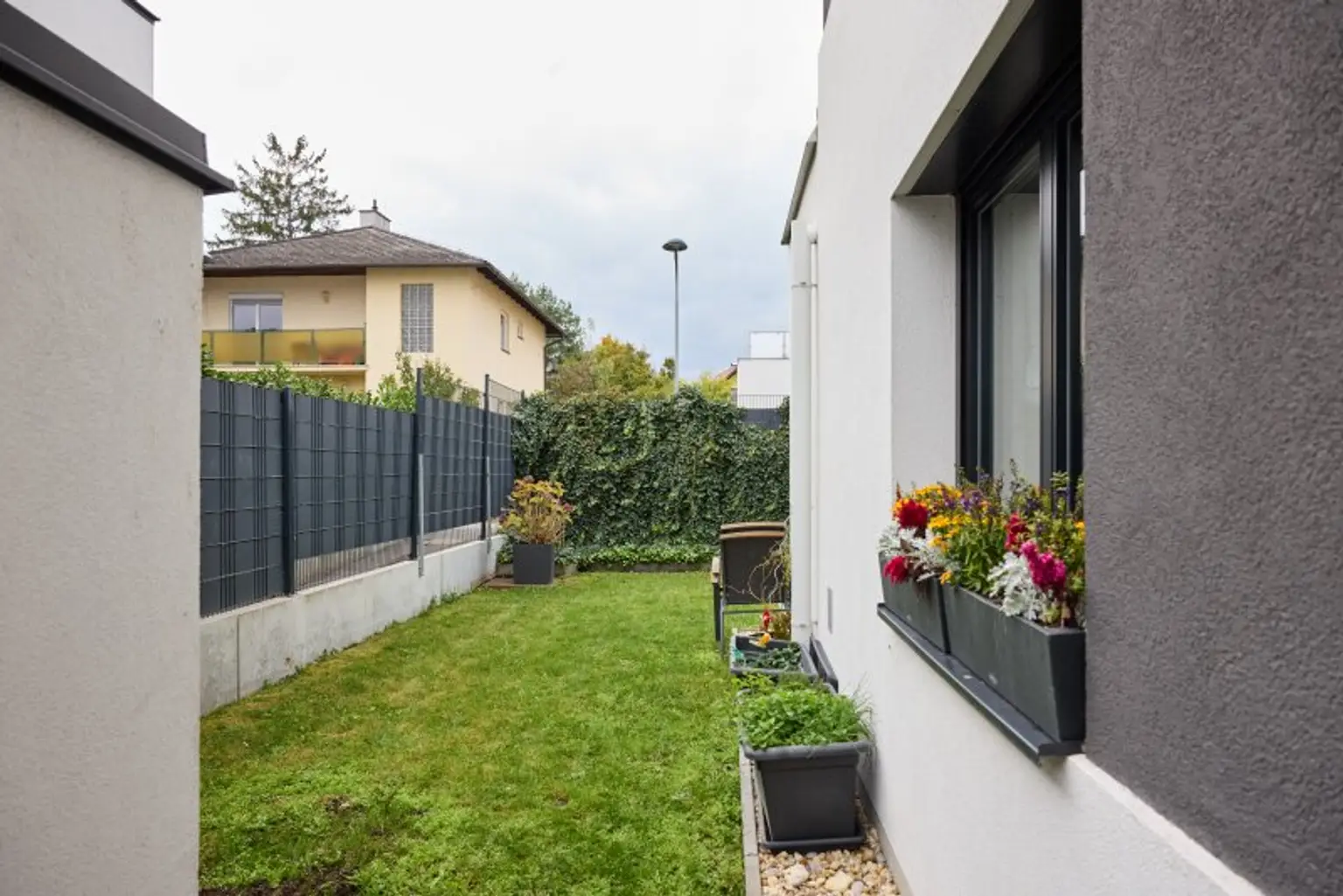 Sonnige 4 Zi Gartenwohnung in Ruhelage (S-Bahn Liesing Nähe) mit Garage