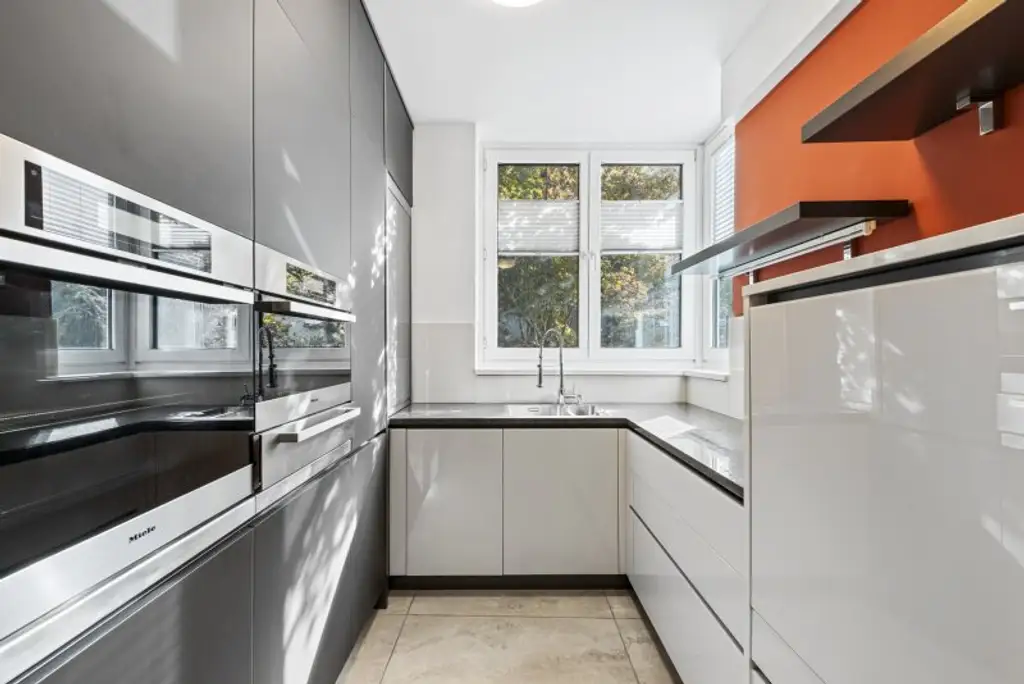 Exklusive Villa mit Nebengebäude in Gießhübl – Wohnen, Arbeiten & Wellness in Premiumlage