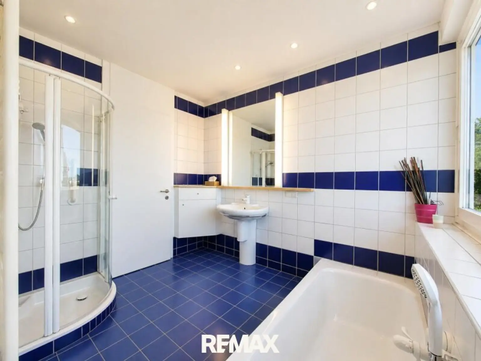 Bad mit Wanne und Dusche OG