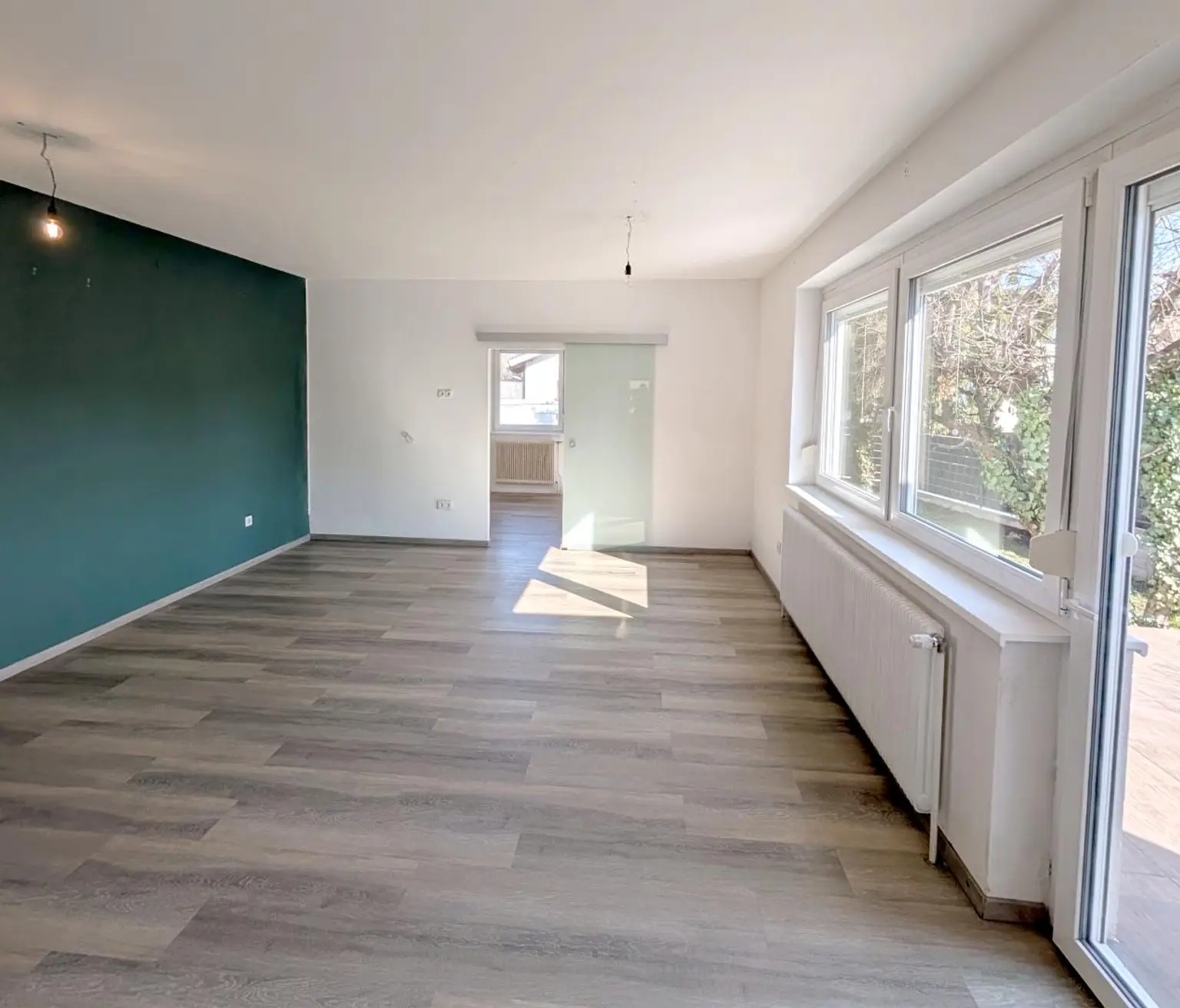 geräumiges Wohnzimmer