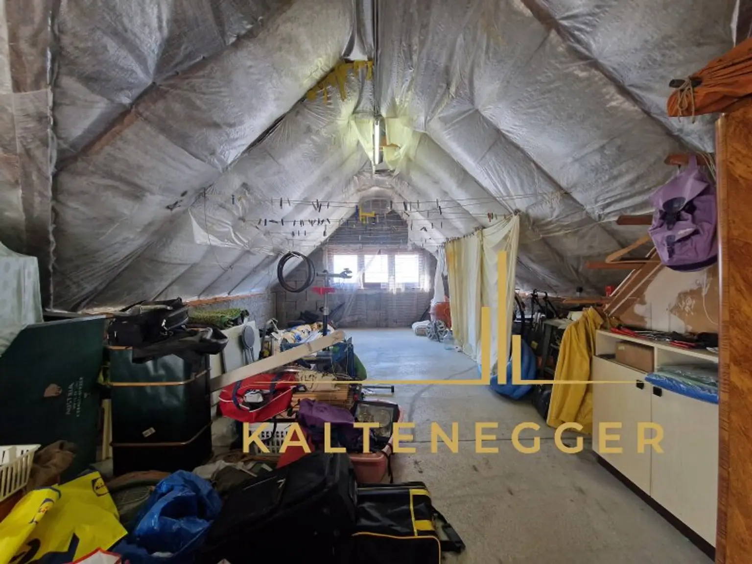 OG: Dachboden gleich nach dem Stiegenaufgang