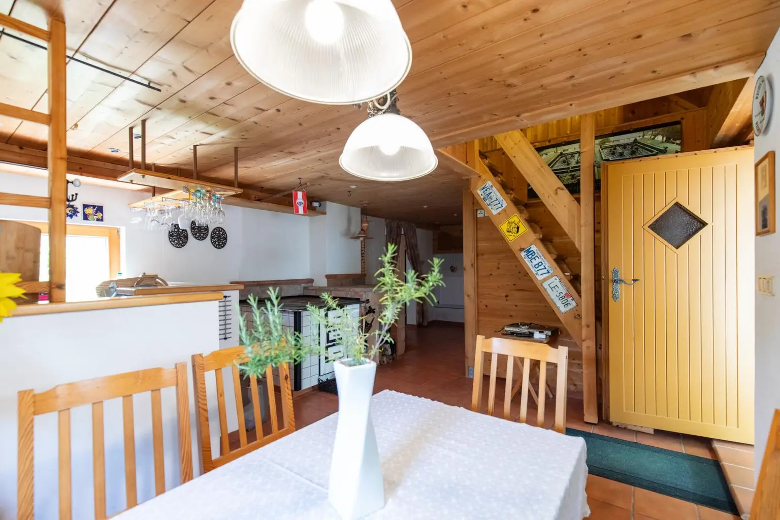 Ihr Traum vom Landleben - massives Landhaus mit Wintergarten.