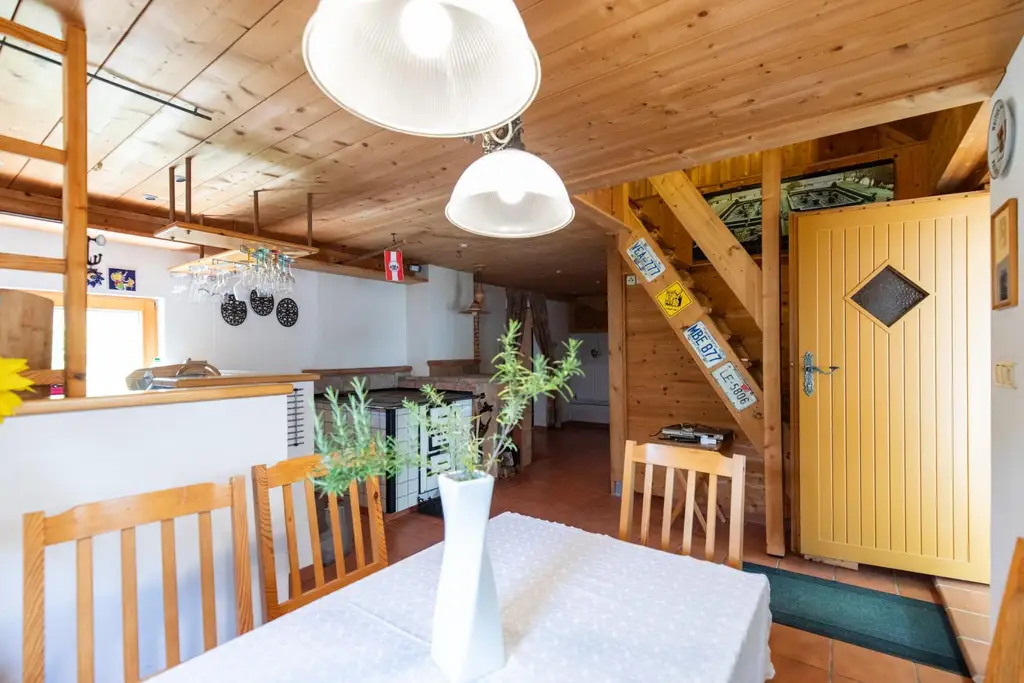 Ihr Traum vom Landleben - massives Landhaus mit Wintergarten.