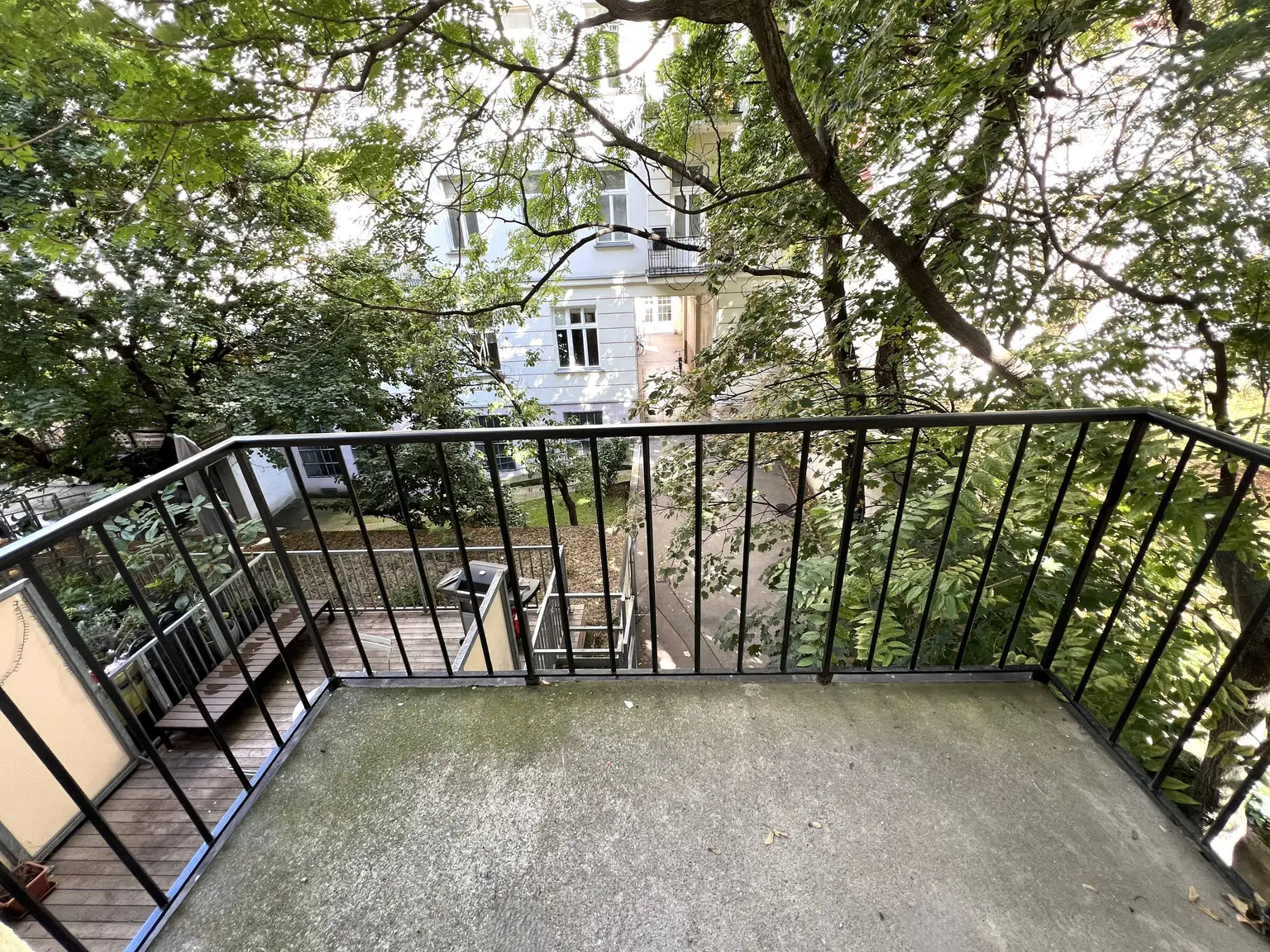 Bezaubernde 3-Zimmer-Wohnung mit kleinen Balkonen und Grünblick