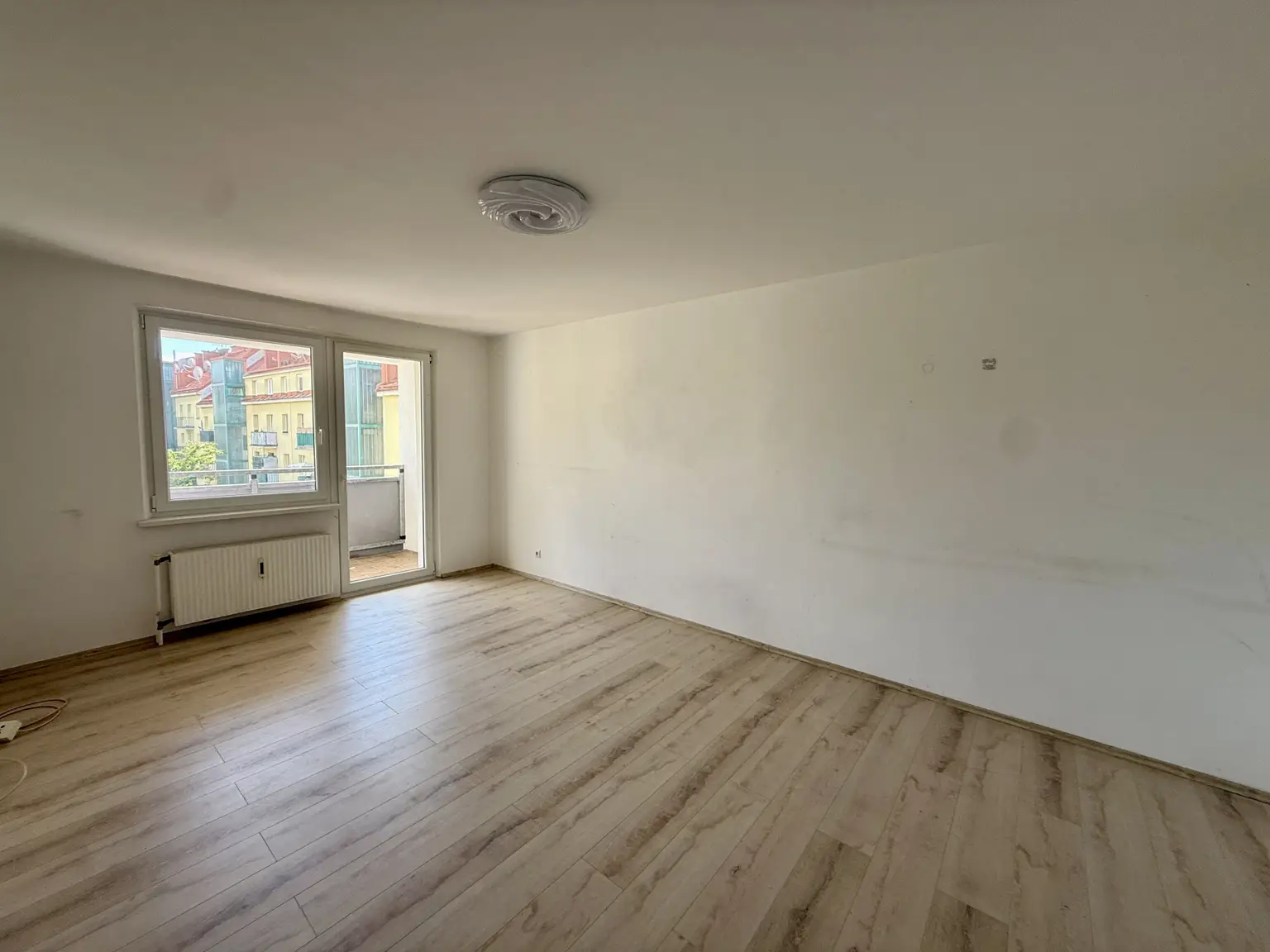 Zimmer 2 (Wohnzimmer)- Zugang Loggia