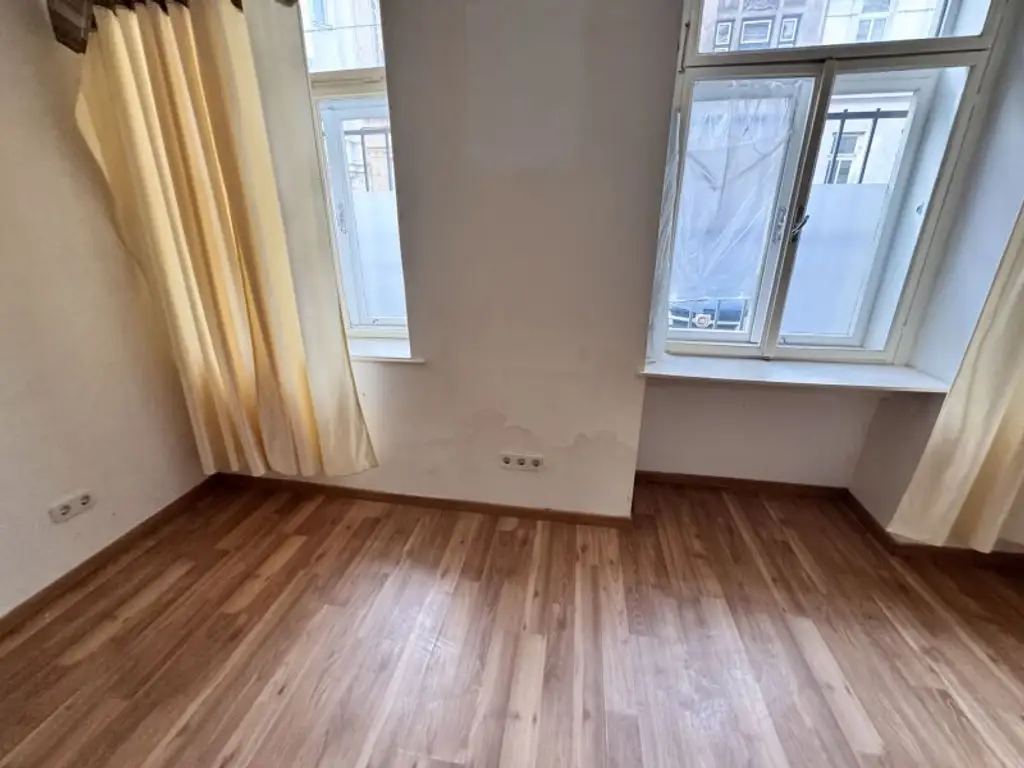 Renovierungsbedürftige Zwei-Zimmer-Wohnung im Erdgeschoss mit Garten, Nähe U3 Hütteldorfer Straße!