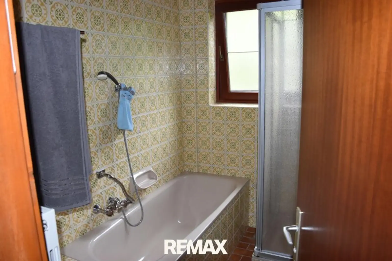 Badewanne und Dusche