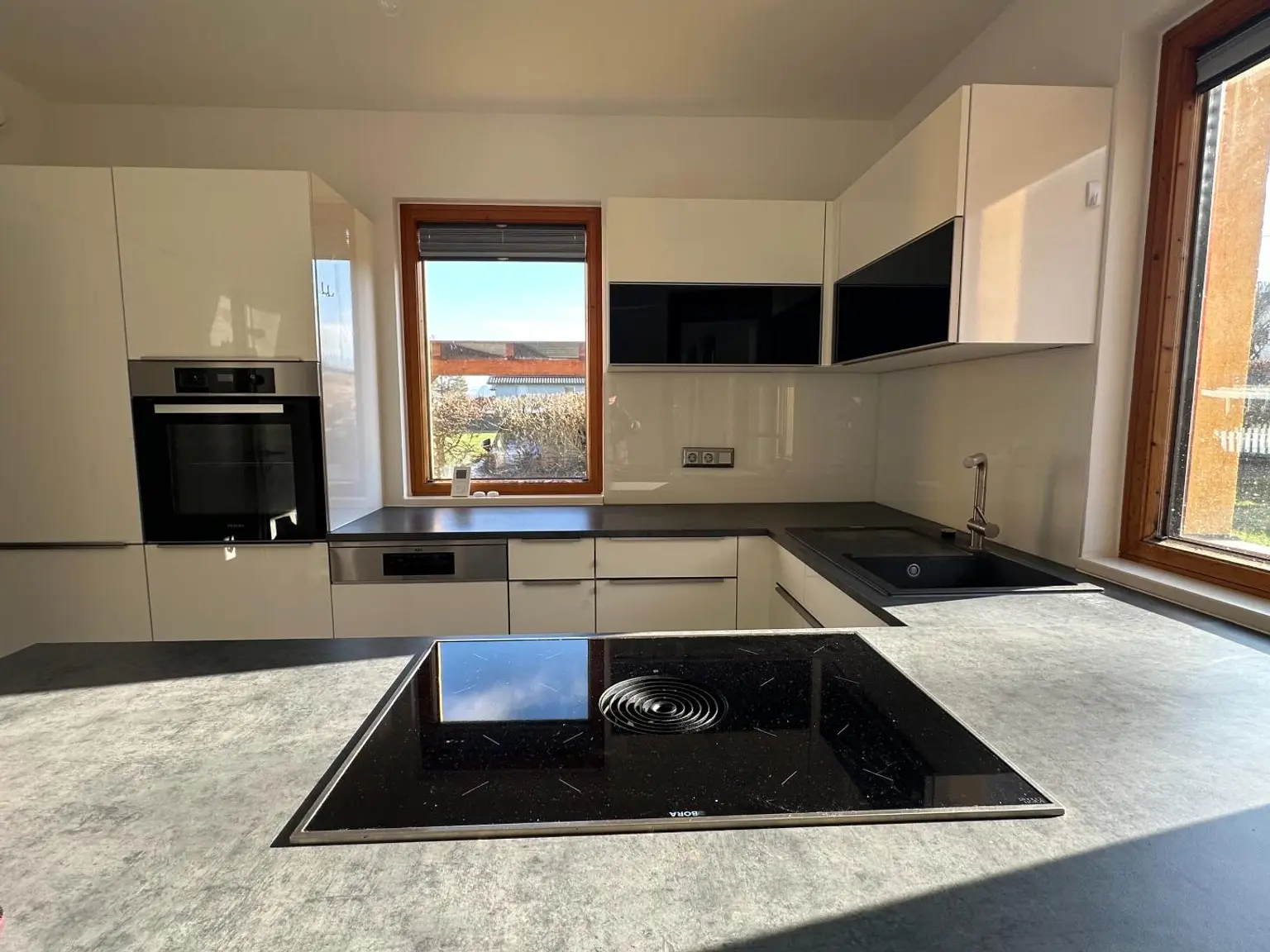 Hochwertige Küche mit Kochinsel