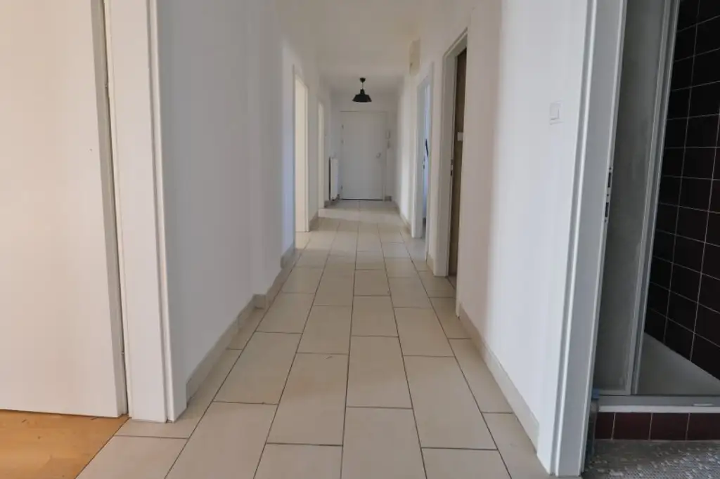 145 m² möblierte 5-Zimmer-Dachterrassenwohnung mit Untervermietrecht bzw. als WG / Arbeiterquartier