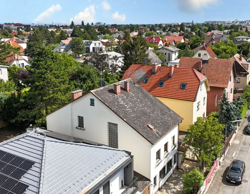 INVESTMENT MIT CA. 3,6% KP-RENDITE | Befristet vermietetes Haus | ca. 404 m² Nutzfläche | Inkl. Architektenstudien | Ost/West | Großer Garten & Garage