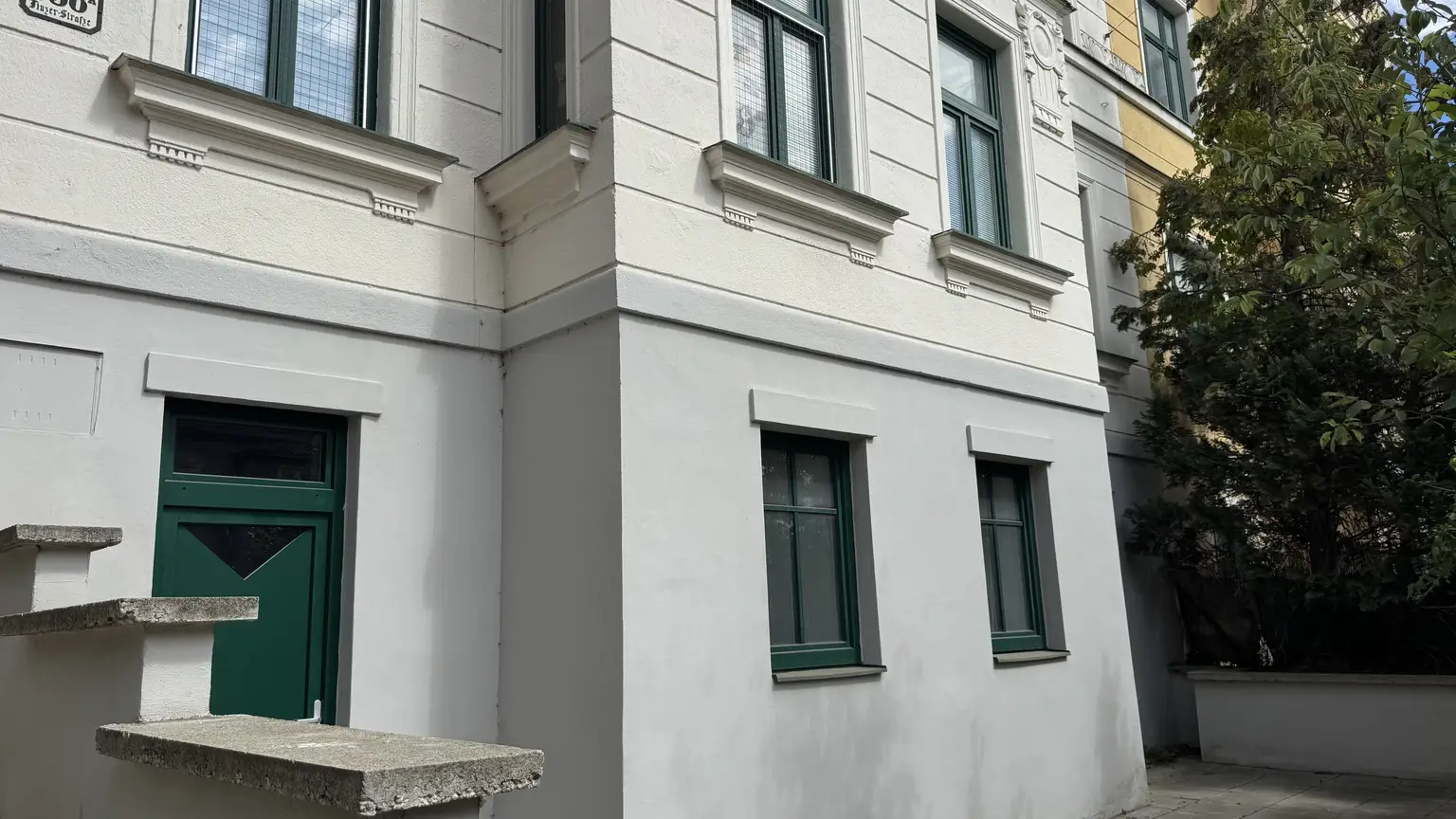 Sanierungsbedürftige Gartenwohnung in charaktervollen Altbau